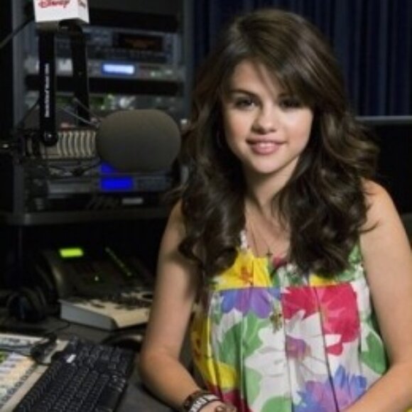 See by Chloé Silk Blend Daisy Floral Tank ASO Alex Russo / Selena Gomez - Picture 8 of 9